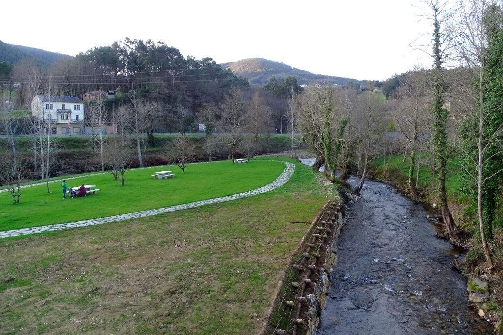 Ruta verde do ferrocarril Pontenovo playa fluvial